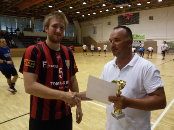 Miran Andros, a Vinkovci kapitánya veszi át a 3. helyért járó kupát Szigeti Szabolcs klubigazgatótól