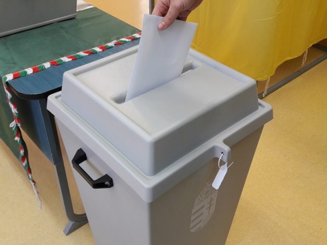 SOHA NEM LÁTOTT RÉSZVÉTEL KOMLÓN SOHA NEM LÁTOTT RÉSZVÉTEL KOMLÓN
