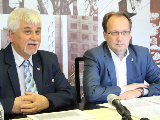 A KOMLÓIAK EGYÉRTELMŰ FELHATALMAZÁST ADTAK HOPPÁLNAK A KOMLÓIAK EGYÉRTELMŰ FELHATALMAZÁST ADTAK HOPPÁLNAK