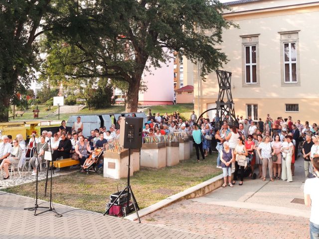 VITRINEKBE KERÜLTEK A GYERMEKEKET SZIMBOLIZÁLÓ KALÁSZOK VITRINEKBE KERÜLTEK A GYERMEKEKET SZIMBOLIZÁLÓ KALÁSZOK