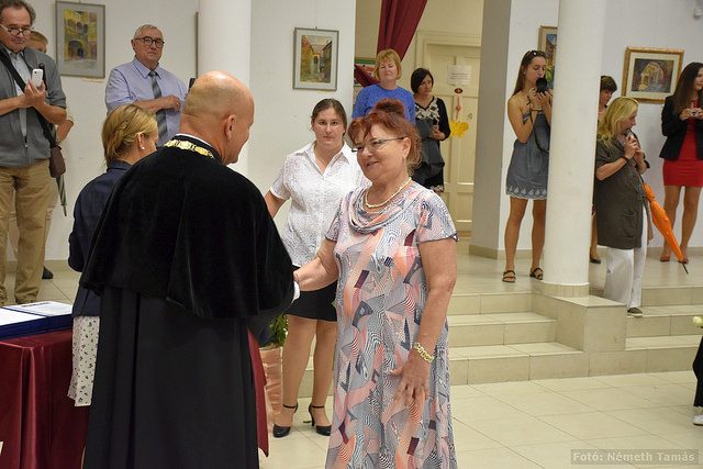 KOMLÓI ÓVÓNŐ IS ARANYDIPLOMÁT VEHETETT ÁT SOPRONBAN KOMLÓI ÓVÓNŐ IS ARANYDIPLOMÁT VEHETETT ÁT SOPRONBAN
