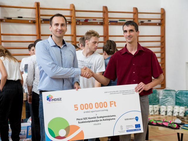 SPORT- ÉS DIGITÁLIS ESZKÖZÖKHÖZ JUTOTT A PÉCSI SZC KOMLÓI LÉTESÍTMÉNYE SPORT- ÉS DIGITÁLIS ESZKÖZÖKHÖZ JUTOTT A PÉCSI SZC KOMLÓI LÉTESÍTMÉNYE