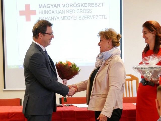 KOMLÓI VÖRÖSKERESZTES VEZETŐ ELISMERÉSE KOMLÓI VÖRÖSKERESZTES VEZETŐ ELISMERÉSE