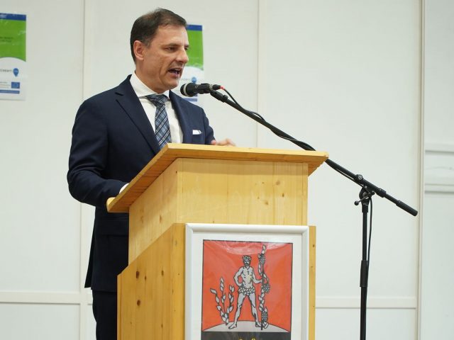 TUZSON BENCE NYITOTTA MEG A KOMLÓI EXPÓT TUZSON BENCE NYITOTTA MEG A KOMLÓI EXPÓT