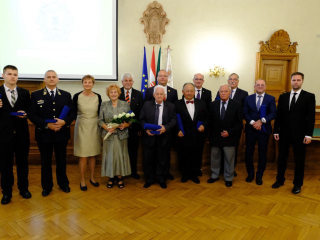 KOMLÓIAKAT IS KITÜNTETTEK A MEGYE NAPJÁN KOMLÓIAKAT IS KITÜNTETTEK A MEGYE NAPJÁN