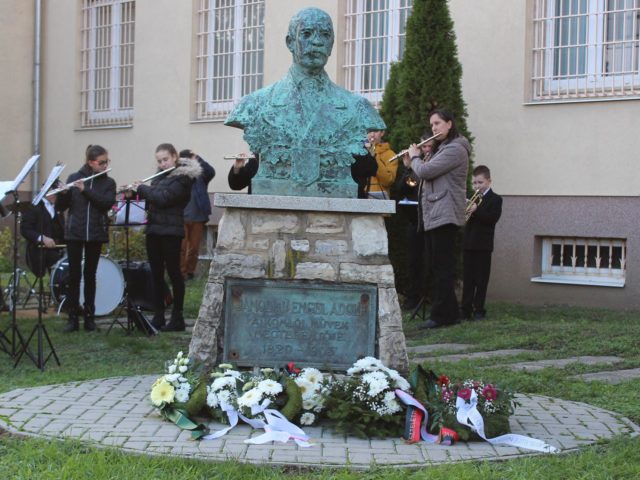 JÁNOSI ENGEL ADOLFRA EMLÉKEZETT A VÁROS JÁNOSI ENGEL ADOLFRA EMLÉKEZETT A VÁROS