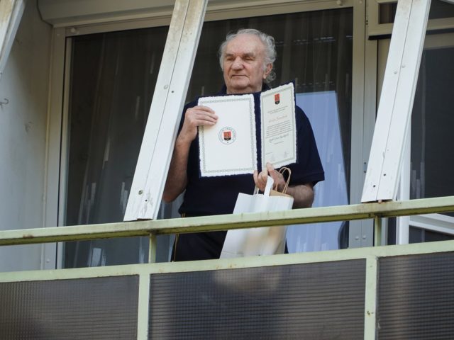 KOMLÓ VÁROS SPORTJÁÉRT KITÜNTETÉST VEHETETT ÁT ERDŐS JÓZSEF (DONKI) KOMLÓ VÁROS SPORTJÁÉRT KITÜNTETÉST VEHETETT ÁT ERDŐS JÓZSEF (DONKI)